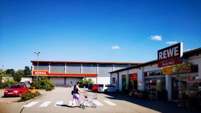 Bild: Thomas Dobler
Rewe und Norma (Bild) bilden ein Einkaufszentrum, das nahe des Ortskerns liegt. Edeka und Netto bilden das zweite Einkaufszentrum Scharzenfelds. Die beiden Areale kommen sich nicht in die Quere.