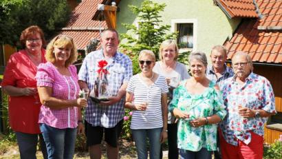 Bild: njn
Christine Trenner (von links) von der Steinwald-Allianz und Gastgeberin Sonja Heindl mit den langjährigen Urlaubern Hans Eisenmann, Rosi Wieland, Oda Eisenmann, Edith Becker, Günther Wieland und Heinz Becker.