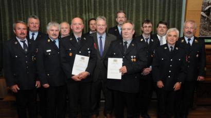 Bild: Michael Schröter
Den Feuerwehr-Jubilaren aus der Gemeinde Illschwang gratulieren Landrat Richard Reisinger, Bürgermeister Dieter Dehling und die Führungskräfte auf Landkreis- und Feuerwehr-Ebene.