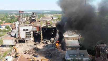Bild: asamnet.de
Schwarzer Rauch über der Maxhütte in Sulzbach-Rosenberg. Am Mittwochnachmittag brannte bei den Abbrucharbeiten ein Bagger aus.
