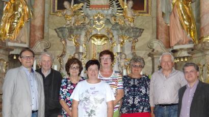 Bild: sei
Der Vorstand des Fördervereins St. Moritz mit Harald Puckschamel (links) freut sich riesig über die Spende von 4200 Euro, die Pfarrer Hans Bayer (Zweiter von links) anlässlich seines 50-jährigen Priesterjubiläums überreicht. Weitere Mitgliederder des Vorstands: Maria Erling, Helene Janner, Irmgard Ermer, Waldtraud Hocke, Anton König und Bernhard Weigl (ab Dritter von links) bedanken sich ebenfalls.