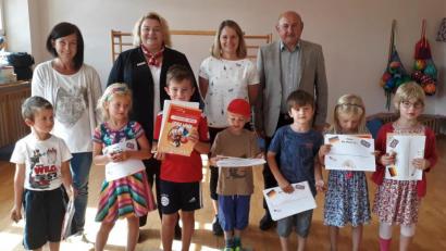 Bild: Nicole Koller
Die stolzen Kindergartenkinder mit ihren Zertifikaten zusammen mit (hinten von links) Lehrerin Claudia Röhrer, Petra Pöhlmann von der Sparkasse Amberg-Sulzbach, der Leiterin der VHS Sulzbach-Rosenberg Julia Wolfsteiner und Hahnbachs Zweitem Bürgermeister Georg Götz.