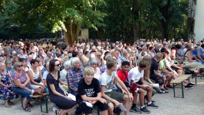 Bild: cog
Jung und Alt warten gespannt auf den Beginn des Gottesdienstes.