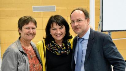 Bild: upl
Barbara Gerl (Mitte) mit Bezirksrätin Heidi Rackl (links) und Rainer Weis vom Gesundheitspolitischen Arbeitskreis der CSU.