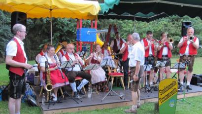 Bild: hä
Die Stadtkapelle Tirschenreuth spielte beim Waldfest auf.