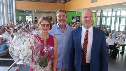 Bild: Hirsch
Im Namen der Kollegen würdigte Stefan Potschaski (rechts) die Lebensleistung von Schulleiter Ralf Bormann (Mitte). Blumen gab es für Ehefrau Daniela Bormann. (links)