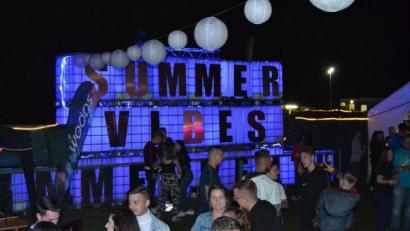Bild: jlr
Die Partymeile der „Summer Vibes“ des Sportvereins ist dicht gefüllt.