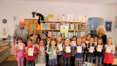 Bild: dü
Stolze Vorschulkinder mit ihren Urkunden und den Kindergärtnerinnen Maria Dürr und Gislinde Knauer sowie Büchereileiter Georg Dürr.