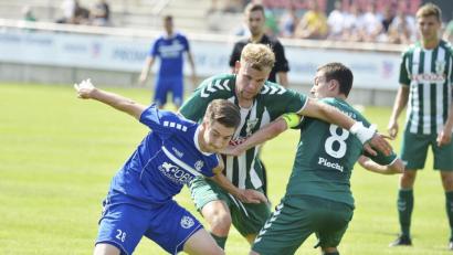 Bild: Hubert Ziegler
Nach der Niederlage im ersten Saisonspiel gegen Großbardorf ist die DJK Gebenbach (im Bild links Andre Klahn)
in der Partie beim TSV Abtswind schon etwas unter Zugzwang.