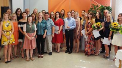 Bild: Bühner
Die neuen Krankenpflegehelfer und operationstechnischen Assistenten feiern zusammen mit Ausbildern und Ehrengästen ihren Abschluss.