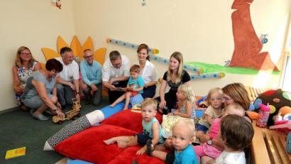 Bild: Stephan Huber
Zur offiziellen Vorstellung der neuen Mitarbeiterin aus Trikala kamen OB Michael Cerny (Fünfter von links) und Vertreter der Stadt in der Kinderkrippe Luitpoldhöhe zusammen.