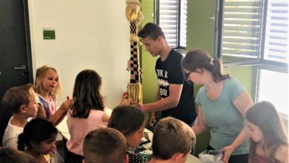 Bild: rgr
Die Schüler der Grund- und Mittelschule freuen sich über die gelungene Überraschung der Schülermitverwaltung und holen sich ein Eis ab.
