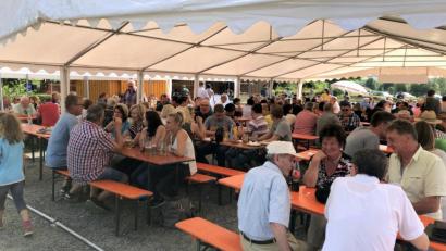 Bild: bgm
Schon ab 11 Uhr sind die Bänke im Festzelt des Fischereivereins meist durchgehend besetzt. Auch ein paar Regenschauer am Nachmittag tun der guten Stimmung keinen Abbruch.