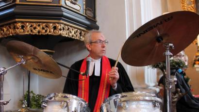 Bild: privat
Pfarrer Hans-Peter Pauckstadt-Künkler (63) in seinem Element. Der Pfarrer der evangelischen Kirchengemeinde Rothenstadt spielt seit vielen Jahren Schlagzeug, in der Band "Church Pistols" und seiner eigenen Kirchenband zusammen mit Jugendlichen. Am Sonntag, 28. Juli, wird er in den Ruhestand verabschiedet.