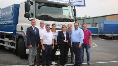 Bild: sne
Dem Fahrzeug ihren "Segen" geben zahlreiche Vertreter aus Politik und Wirtschaft (von links): Mantels Bürgermeister Richard Kammerer, Stefan Göppl (Geschäftsführer Göppl Gruppe), Siegfried Janner (Geschäftsführer Janner Waagen), SPD-Stadtratskandidatin Anke Reiß, Landtagsabgeordnete Anette Karl, Fuhrparkleiter Richard Beer, Prokurist Sebastian Denzler und Konstrukteur Thomas Dollhopf.