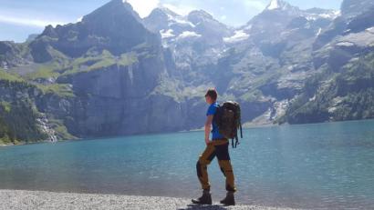 Bild: Tobias Gräf
Größe ist relativ. Vor den Alpenspitzen des Berner Oberlandes erscheint unser Autor nicht mehr ganz so groß wie im Alltagsleben.