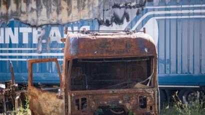 Bild: Karmann, dpa
Tatort Führerhaus: Der ausgebrannte Lkw wurde im Oktober 2018 nach Bayreuth gebracht. Mit dem Presslufthammer wurden die verschmorten Teile heraus gebrochen und geröntgt. Die Tatwaffe - eine Art eiserner Radmutternschlüssel - konnte nicht gefunden werden.
