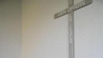 Bild: öt
Das renovierte Gedenkkreuz für die Kriegsopfer segnete Pfarrer Hans Riedl (Zweiter von links) im Beisein von Kirchenpfleger Hans Richtmann (von rechts) und den Mitgliedern der Kirchenverwaltung Gabi Herrmann, Bürgermeister Peter König und Maria Riedl.