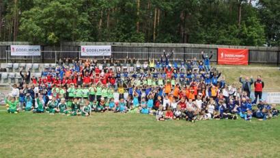Bild: nib
Die teilnehmenden Mannschaften boten den Zuschauern viele tolle Spiele. Die jungen Fußballspieler warteten gespannt auf die Siegerehrung
