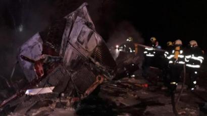 Bild: exb/Bezirksfeuerwehr Kreis Pilsen
Die Feuerwehren löschen das ausgebrannte Wrack. Der Beifahrer des Lieferwagens überlebte den Unfall in Tschechien nicht. Der Fahrer konnte sich ins Freie retten.