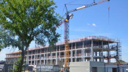 Bild: Benkhardt
Viele Firmen investieren derzeit im Landkreis Tirschenreuth in neue Arbeitsplätze. Hier der Neubau der IGZ in Falkenberg.