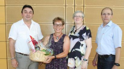 Bild: lg
Elternbeiratsvorsitzender Hans Steinsdorfer (links), Schulleiter Ludwig Pfeiffer (rechts) und Studiendirektorin Christine Paschen verabschiedeten Studiendirektorin Gisela Bader (Zweite von links) nach 35 Jahren Dienst am OGO in den Ruhestand.