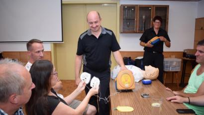 Bild: bnr
Marko Frischholz zeigt den Sportfunktionären den richtigen Umgang mit einem Defibrillator.