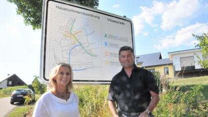Bild: bey
Zweite Bürgermeisterin Andrea Lang und Bürgermeister Rainer Rewitzer präsentieren eine neue Ortseingangstafel in Vöslesrieth, die auf die örtliche Lage der Anwesen und Wohnhäuser mit ihren Hausnummer hinweist.
