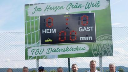 Bild: weu
Bürgermeister Johann Graßl (Mitte) und sein Stellvertreter Michael Albang (dritter von links) enthüllten mit Robert Becher (zweiter von links) die neue Anzeigetafel.