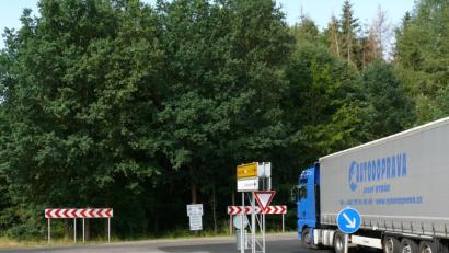 Bild: kgg
Die "neue" Bundesstraße 299 endet aus Richtung Tschechien zurzeit an der Einmündung zur Schirndinger Straße (Bild). Die Planung für die weitere Fortsetzung in Richtung Waldsassen und Kondrau nach Mitterteich sorgt für kontroverse Diskussionen.