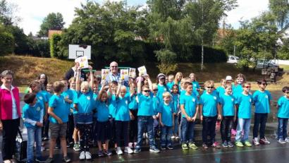 Bild: enz
Die Kinder der Grundschule stellten gemeinsam mit Bürgermeister Klaus Meyer und der Dirktorin der Grundschule, Gabriele Achmann (links), das Ferienprogramm vor