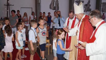 Bild: du
Bischof Rudolf segnet die Kinder der Kindertagesstätte in der Pfarrkirche, assisitiert von Regionaldekan Manfred Strigl (rechts) und Pfarrer Thomas Stohldreier (links).