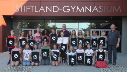 Bild: exb
Erfolgreiche Spendensammlung für den Vogelschutzbund am Stiftland-Gymnasium. Beste Einzelsammlerin war Marie Labindzus. (Mitte)