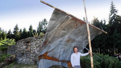 Bild: Gerhard Götz
Kein Provisorium aber Symbol dessen: Benedict Tolar weist mit seiner Installation vor der Hüttl-Ruine auf Vorübergehendes hin.