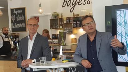 Bild: gib
Raimund Gotzel (rechts) und Egon Westphal erläuterten in der Bayernwerk-Konzernzentrale in Regensburg ihre Vision von einer lokalen Energiewelt.
