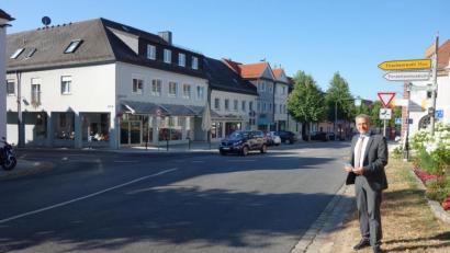 Bild: lnz
Bürgermeister Roland Grillmeier freut sich, dass es endlich zu einer Vereinbarung mit dem Straßenbauamt zur Übernahme der innerörtlichen Staatsstraße 2176 gekommen ist. Wie aber die Straßenführung am Oberen Markt und bei der Kreuzung (Bild) künftig aussehen wird, ist noch völlig offen.