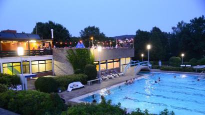 Bild: bey
Das Flutlichtschwimmen in Pleystein nutzen etliche Schwimmer spät am Abend für eine Abkühlung.