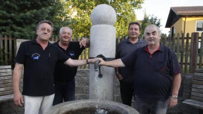 Bild: Hirsch
Der neue Präsident Josef Beer, Pressesprecher Josef Schönhammer, Generalsekrtär Klaus Frischholz und der scheidende Präsident, Otto Karl, stehen am Wolpertinger-Brunnen in Altenschwand (von links).