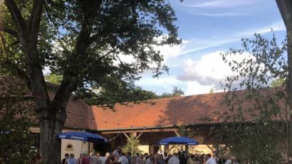 Bild: rpp
Im idyllischen Pfarrhof machen es sich die Gäste bei Kaffee, Kuchen und Leckereien vom Grill gemütlich.