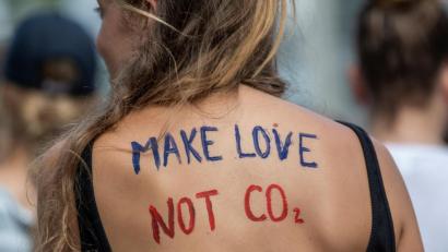 Bild: Patrick Seeger
Auf dem Rücken einer Teilnehmerin einer Fridays for Future Demonstration steht "Make love not CO2" geschrieben.