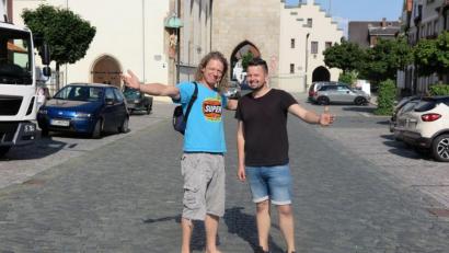Bild: jzk
Die beiden „Troglauer“ Domml (Thomas Wöhrl) und Mike (Markus Raps, von links) prüfen, ob alles richtig aufgebaut wird. Vor ihren Auftritt geben sie von 16.30 bis 17 Uhr eine Autogrammstunde im Fan-Shop am Einlass.