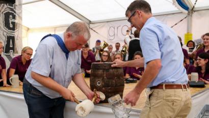 Bild: egl
Bürgermeister und Schirmherr Markus Dollacker und Bräuwirt Anton Bruckmüller beim Bieranstich.