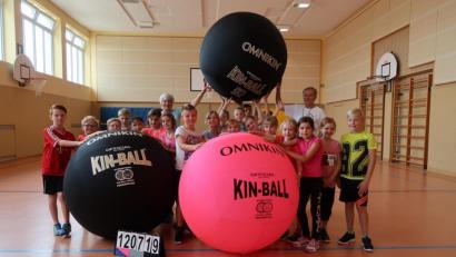 Bild: Grundschule Plößberg/exb
Kin-Ball spielten die Mädchen und Buben an der Grundschule Plößberg.