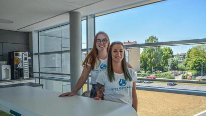 Bild: ehi
Jana Häckl und Lisa Bregler setzen sich mit Viva con Agua Bayreuth dafür ein, dass alle Menschen Zugang zu sauberem Wasser haben.
