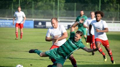 Bild: brü
Benjamin Scheidler (vorne) wird vom Sorghofer Kubilay Kuscuoglu zu Fall gebracht.