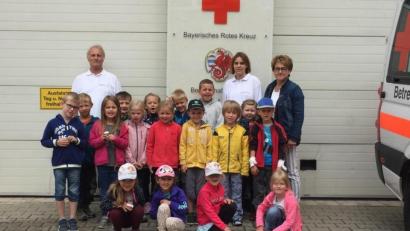 Bild: wro
Die Vorschulkinder von St. Elisabeth und Erzieherin Sigrid Meierhöfer (rechts) lernten von Wilfried Arnold und Katja Ruhland, wie einfach es doch ist, Erste Hilfe zu leisten.