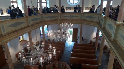 Bild: exb
Neunklässer der Lobkowitz-Realschule besuchen die Synagoge in Floß und den jüdischen Friedhof.