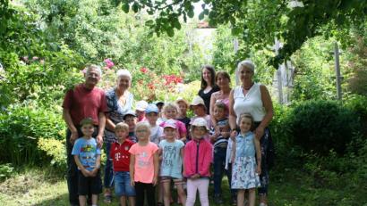 Bild: exb
Die künftigen Vorschulkinder besuchten den Rosengarten der Familie Standfest.