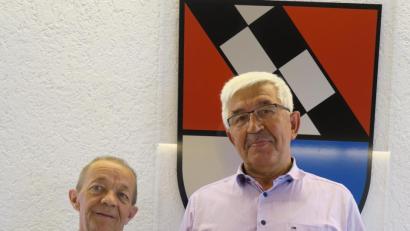 Bild: Sonja Scharl
Dieter Frenzel, Vertreter des Siedlerbundes Ursensollen, zusammen mit Referent Wolfgang Hahn (rechts).