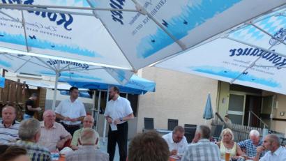 Bild: hme
aufmerksam lauschten die Biergartenbesucher den Ausführungen